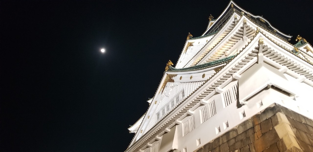 月と大阪城
